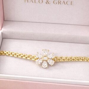 Gold bracelet with a center flower accent, 6.5 - 7.5 inches, 14k plated
